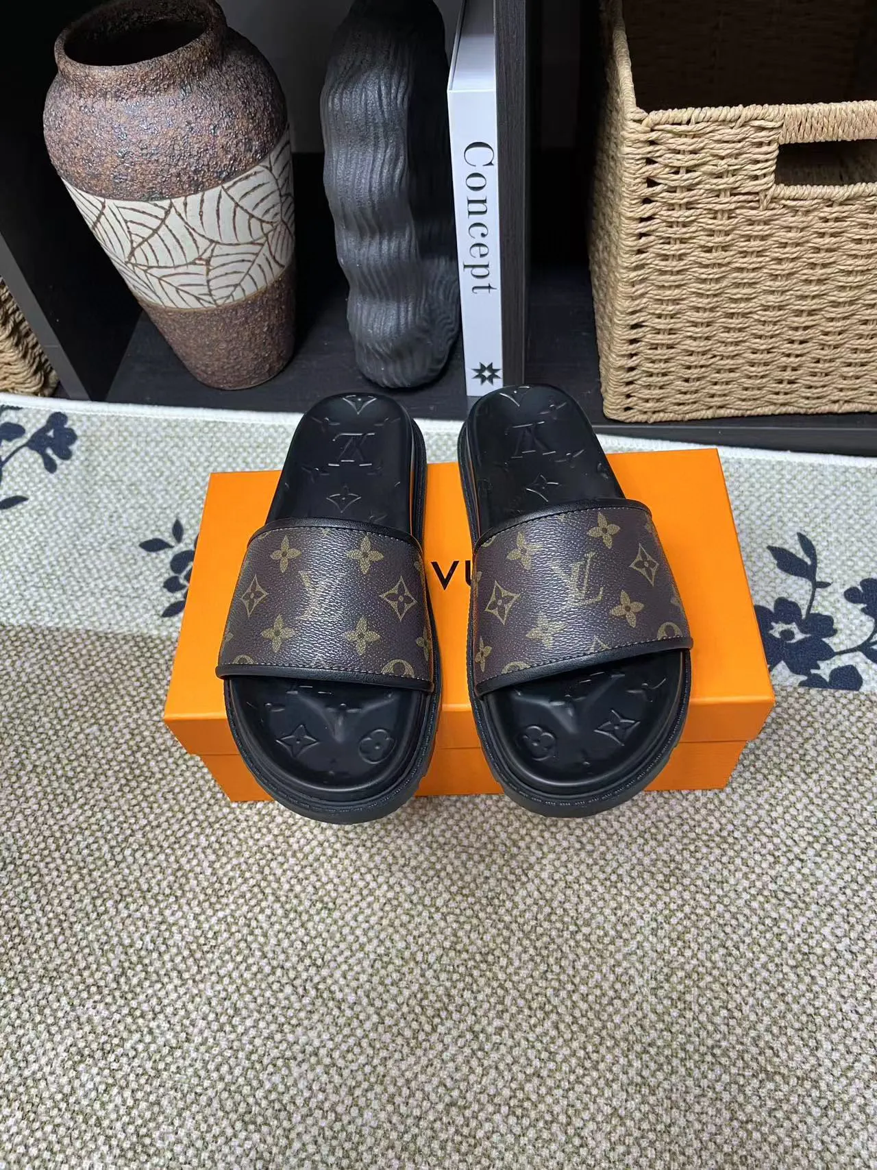 P270🏆Louis Vuitton 🏆[Louis Vuitton] Spring/Summer 2025 [Men's Flip Flops] 🎯🎯As an active family in the fashion industry ⭐ Lv is characterized by bold innovation ⚡Create this casual business style for Chinese fashionable men ✨The fabric is made of imported high-grade cowhide 🔥 Clean and neat ⚡Fashionable and elegant🌹Breathable, sweat-absorbent and deodorant👈So luxurious, high-end and domineering. 👍Must be sold if you repost the picture. Number of yards: 38--46. Color: 🎉 For large quantities. Welcome to repost.